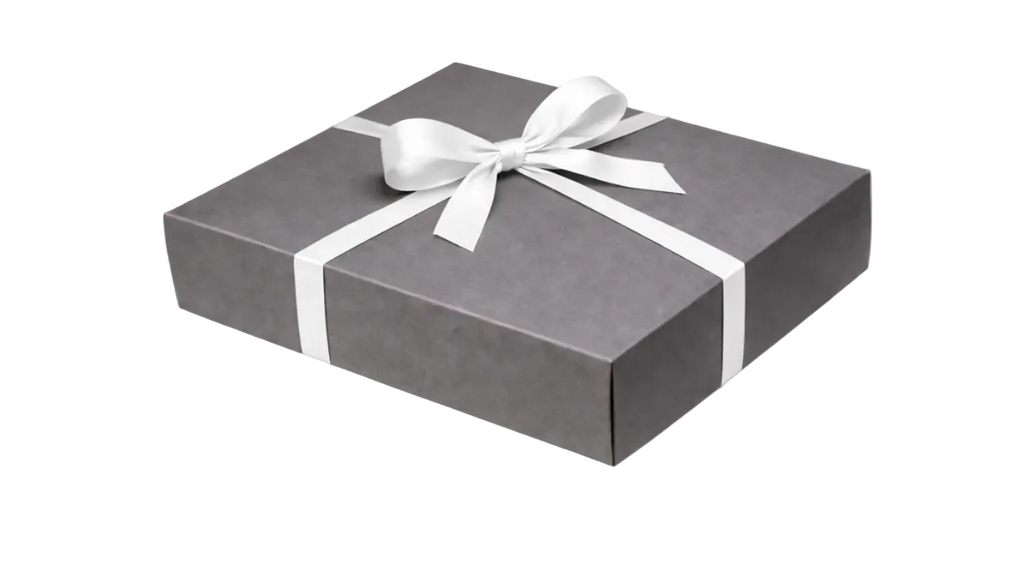 Gri minimalist hediye kutusu – karton paketleme stili